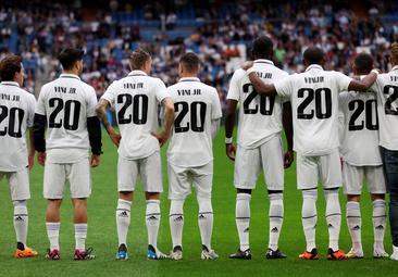Vinicius, en el palco junto a Florentino, camisetas de apoyo, foto de espaldas, pancarta en la grada y ovación en el 20