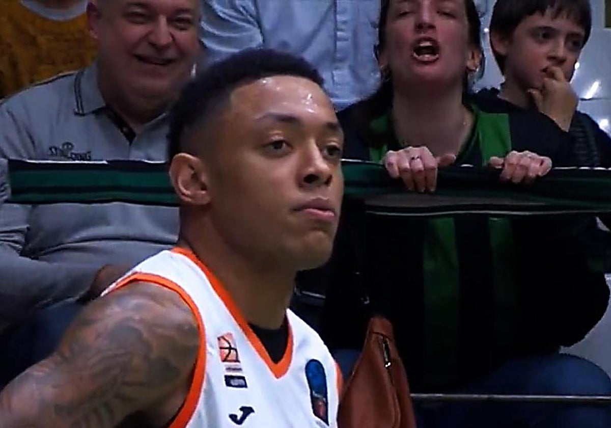 Momento en el que la aficionada del Joventut increpa a Dos Santos