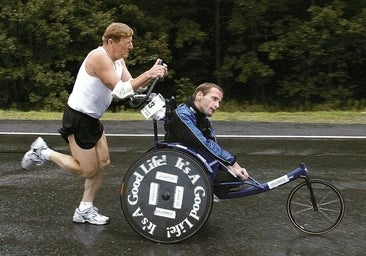 Muere Rick Hoyt, el corredor con parálisis cerebral a quien su padre convirtió en un 'ironman'