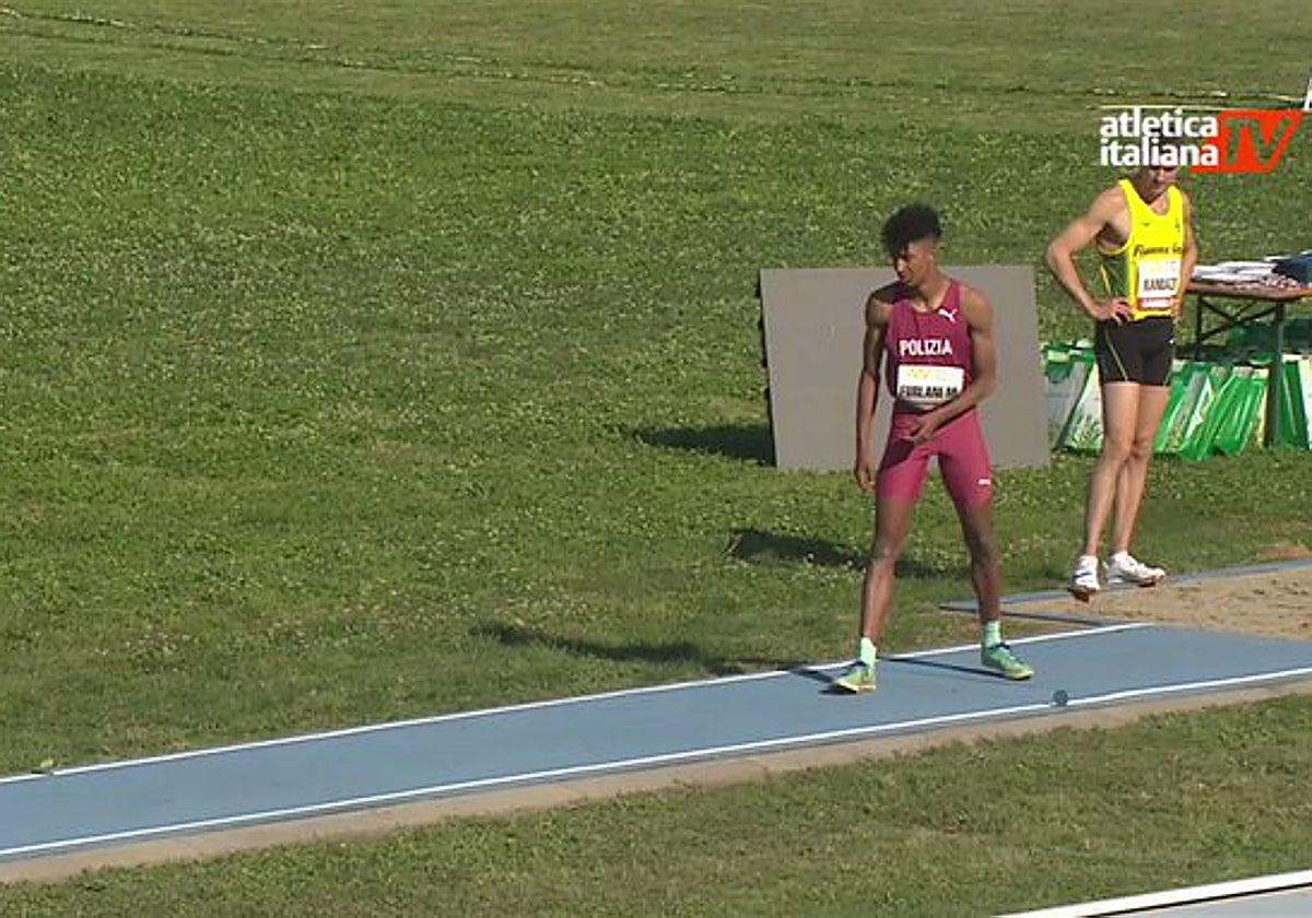 El salto de longitud de un chico de 18 años que asombra al planeta