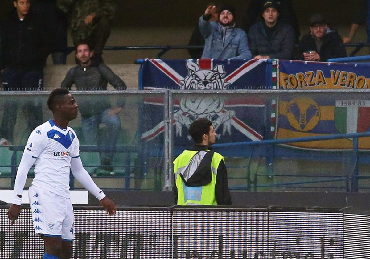 Balotelli en el estadio del Hellas Verona, donde fue insultado racialmente en 2019