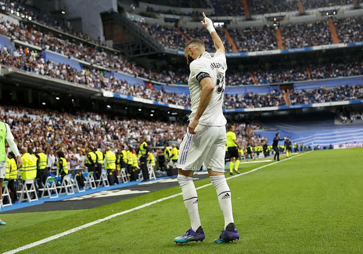 Benzemá celebra su gol ante el rayo, que no debió subir al marcador