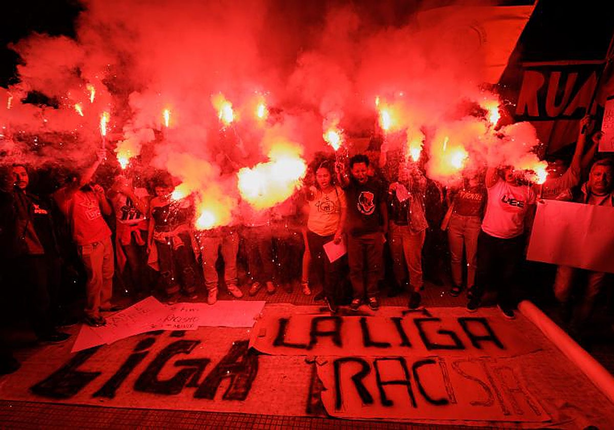 Manifestantes protestan frente al consulado general de España contra los ataques racistas a Vinicius
