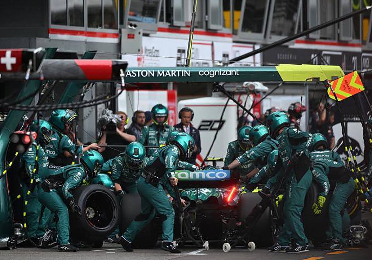 Fernando Alonso, en el garaje de Aston Martin