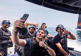 Max Verstappen experimenta la F1 del mar con el Alinghi Red Bull Racing en Barcelona
