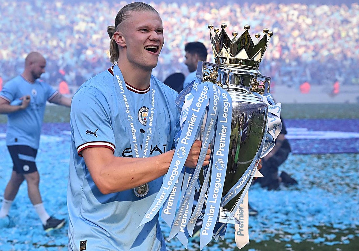 Haaland, con el trofeo de la Premier League conquistado por el Manchester City