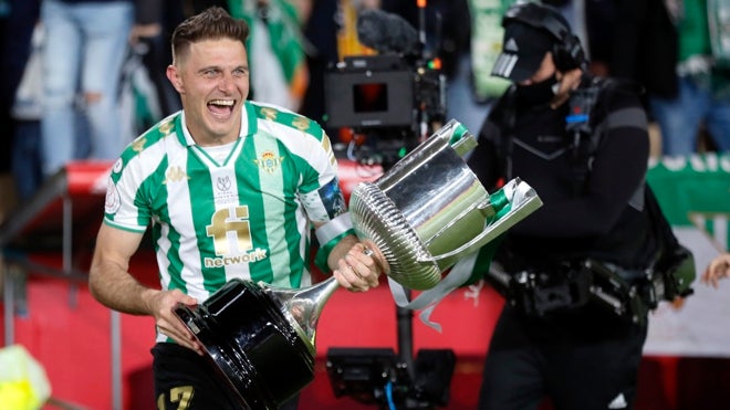 Joaquín con la Copa del Rey ganada por el Betis en 2022 en Sevilla