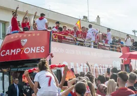 Emocionante llegada del Sevilla a la Puerta de Jerez, en imágenes