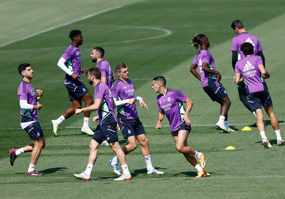 Marco Asensio, a la izquierda, entrenándose ayer con el Real Madrid