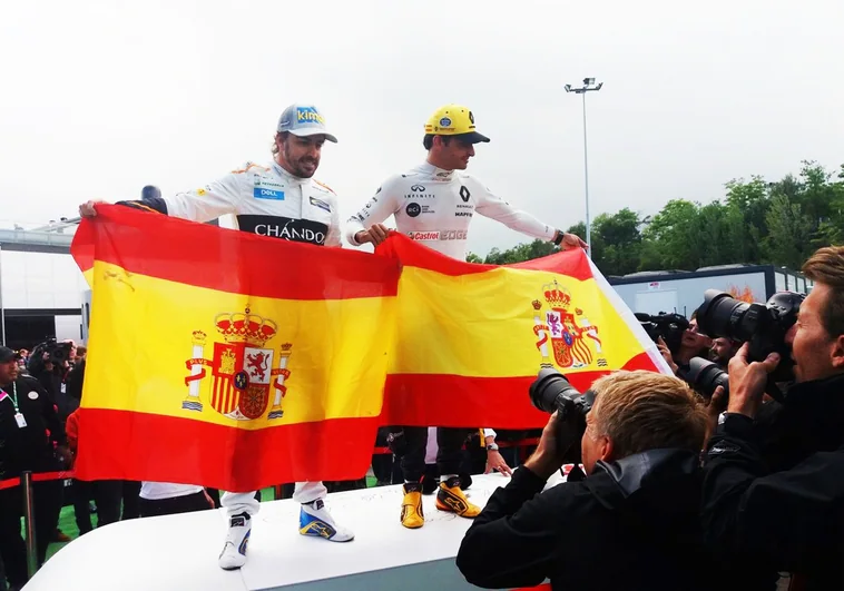 Alonso y Sainz posan con dos grandes banderas de España en 2018, en Montmeló