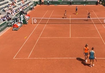 Los pelotazos a destiempo se pagan caros en Roland Garros: eliminada por golpear a una recogepelotas
