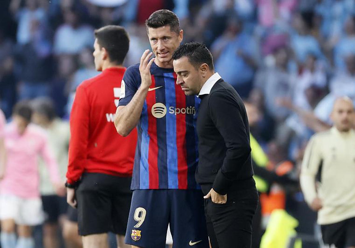Lewandowski comenta con Xavi un aspecto del partido ante el Celta