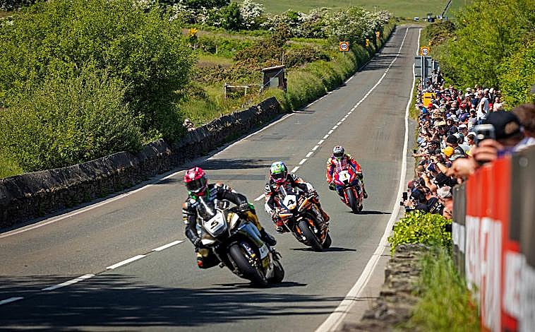 Imagen principal - Todos los competidores que han disputado el TT de la Isla de Man coinciden: esta carrera es tan arriesgada como apasionante. Solo apta para valientes... o inconscientes