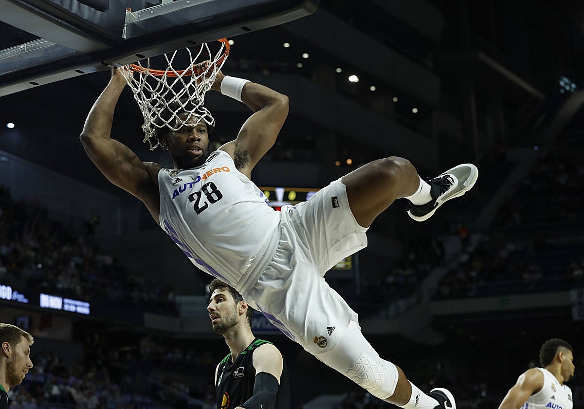 Yabusele se cuelga del aro