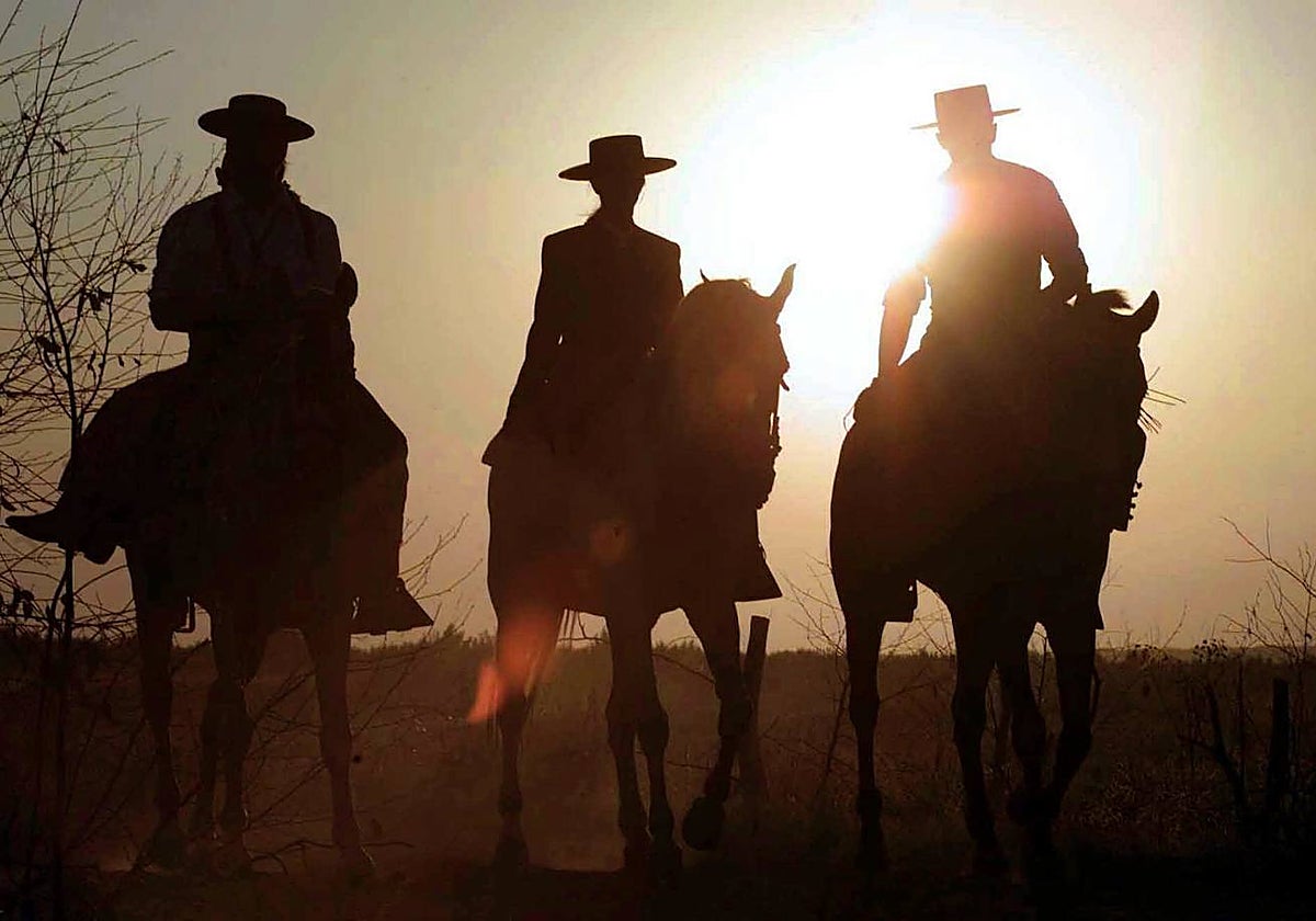 Jinetes de la hermandad rociera de Huelva