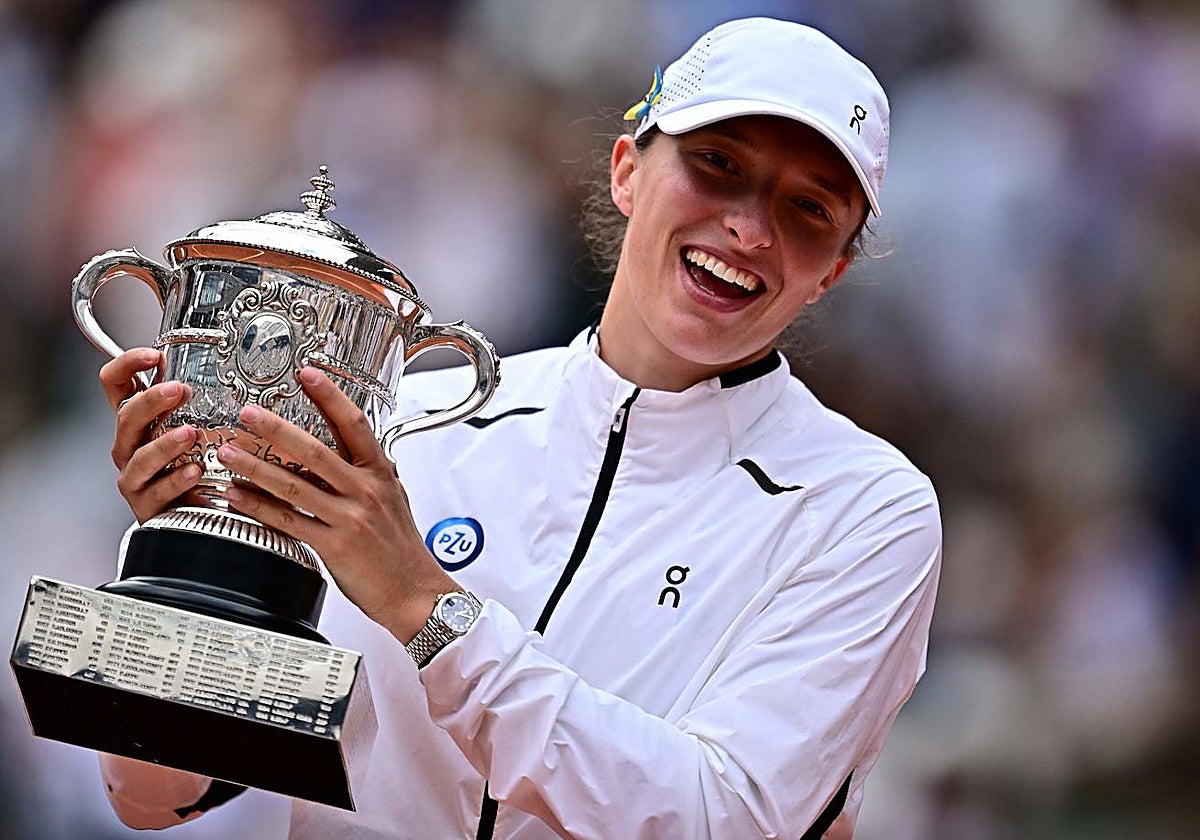 Swiatek celebra un punto en la final de Roland Garros 2023