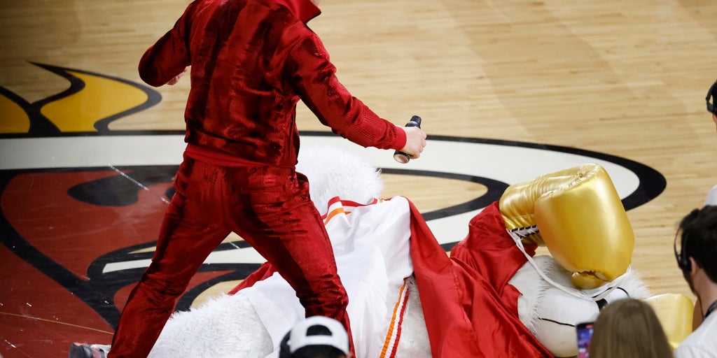 Conor McGregor le pidió a la mascota de Miami Heat una urgencia tras darle un puñetazo