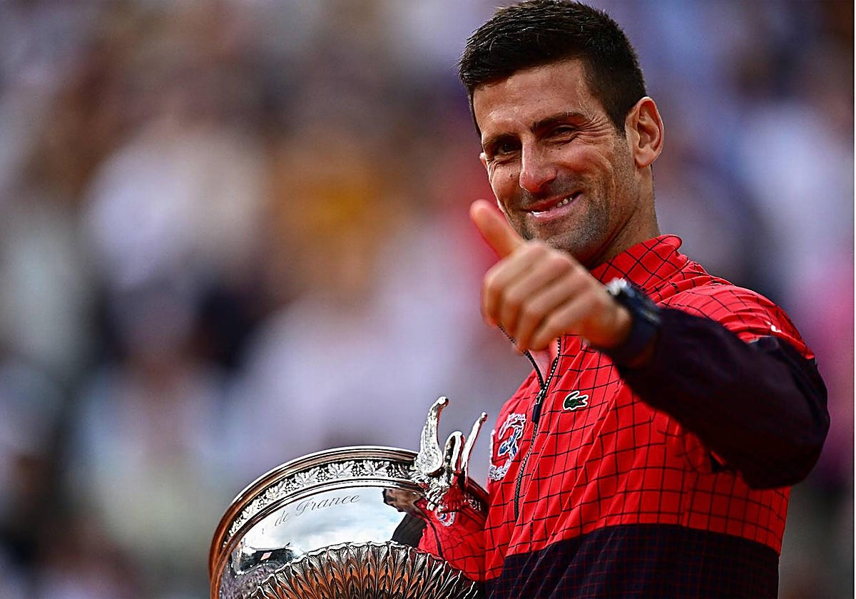 Novak Djokovic, con la Copa de los Mosqueteros
