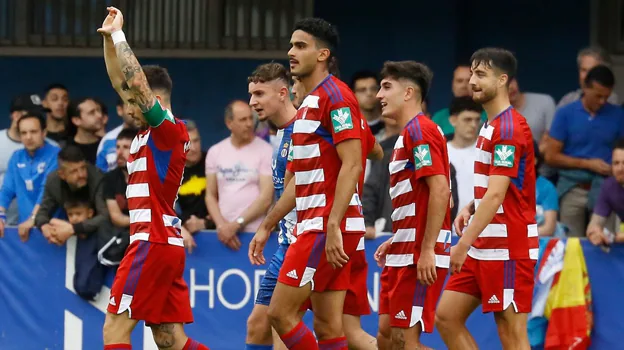 The players of the Granada subsidiary celebrate one of their goals against Real Avilés