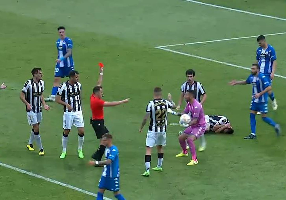 Momento en el que Mackay es expulsado por agredir a Manu Sánchez