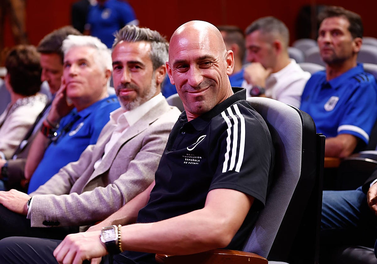 Rubiales arropó a Vilda en su comparecencia