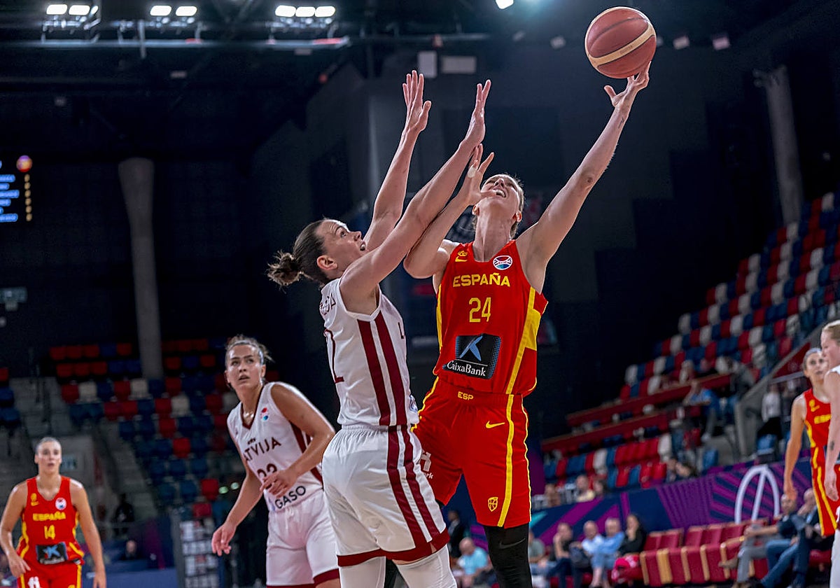 Gil, en una entrada a canasta ante Letonia