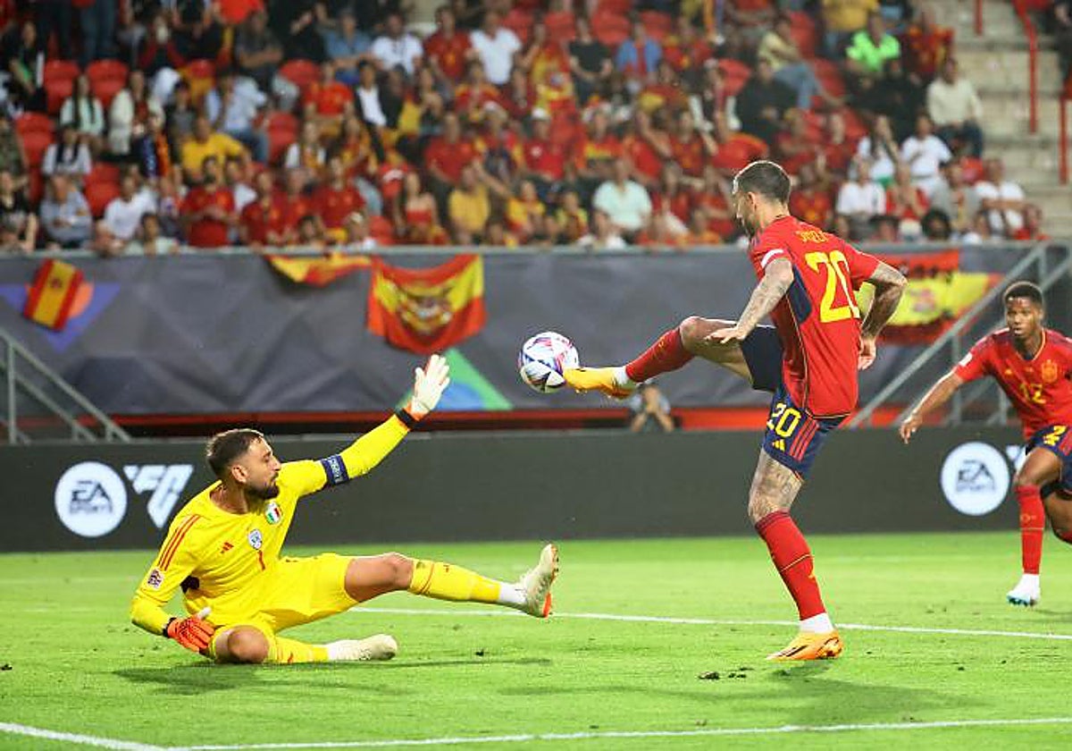 Joselu remata el balón para anotar el gol que ha clasificado a España a la final de la Nations League