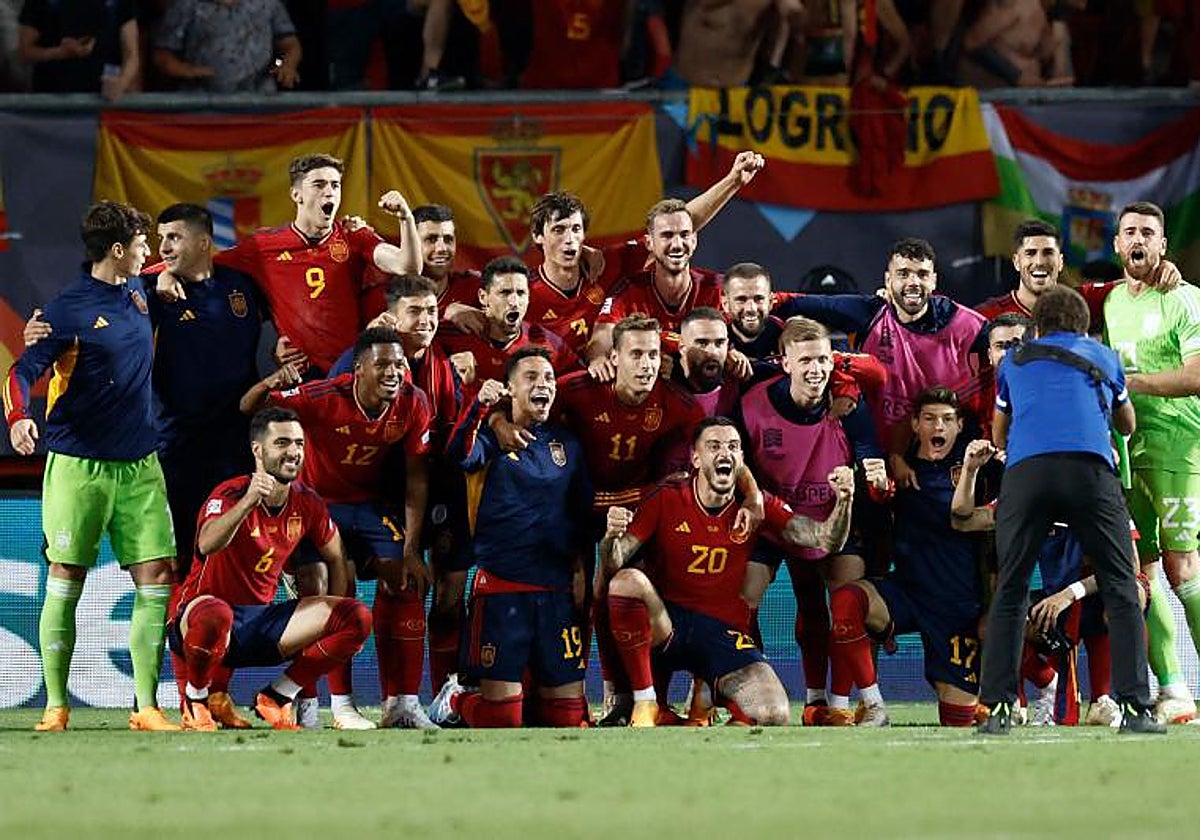 Los jugadores de la selección posan al acabar el partido ante Italia