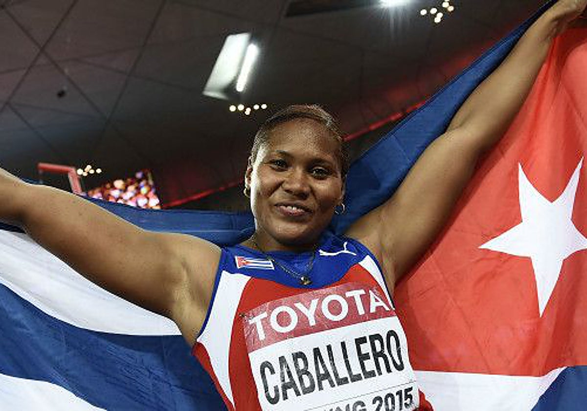 Denia Caballero tras lograr el oro mundial de lanzamiento de peso en Pekín 2015