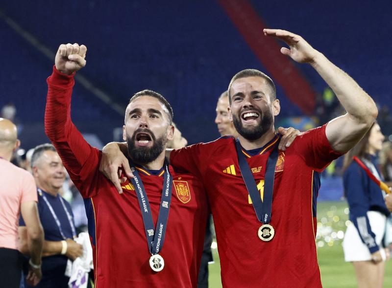 Carvajal y Nacho, durante la celebración en el terreno de juego