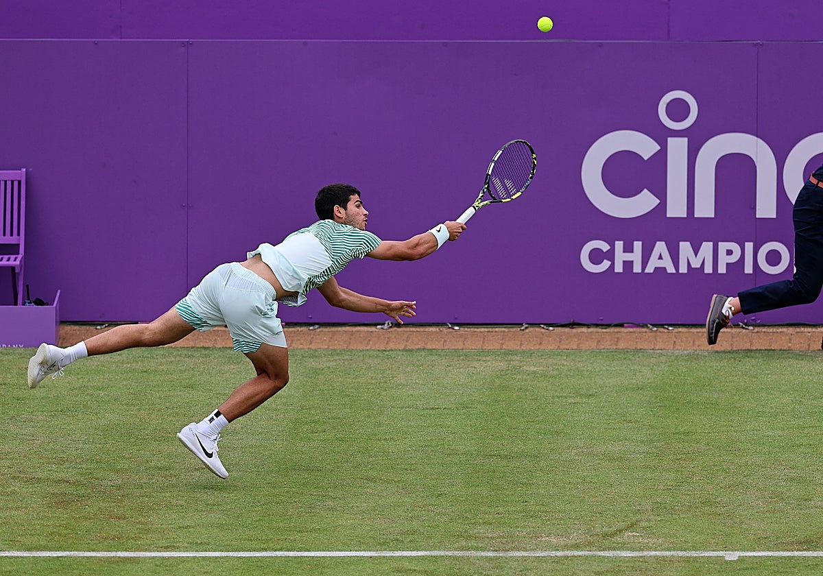 Carlos Alcaraz persigue una bola en su debut en Queens