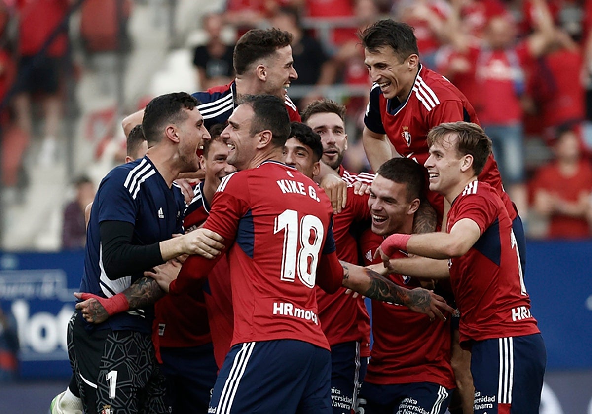 Los jugadores de Osasuna celebran su clasificación para la Conference League