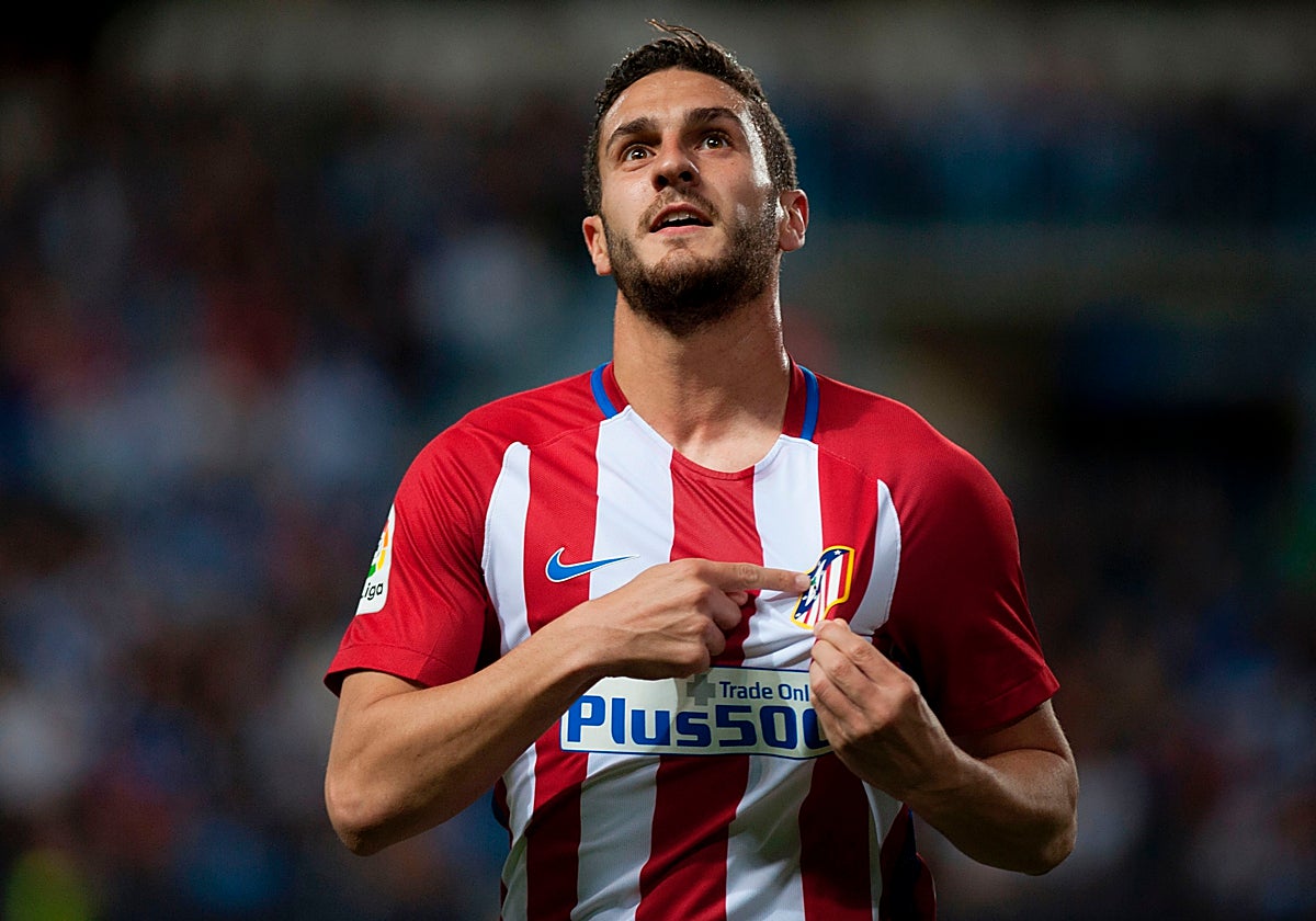 Koke, en una imagen de 2017, se señala el escudo histórico poco antes de que fuera sustituido