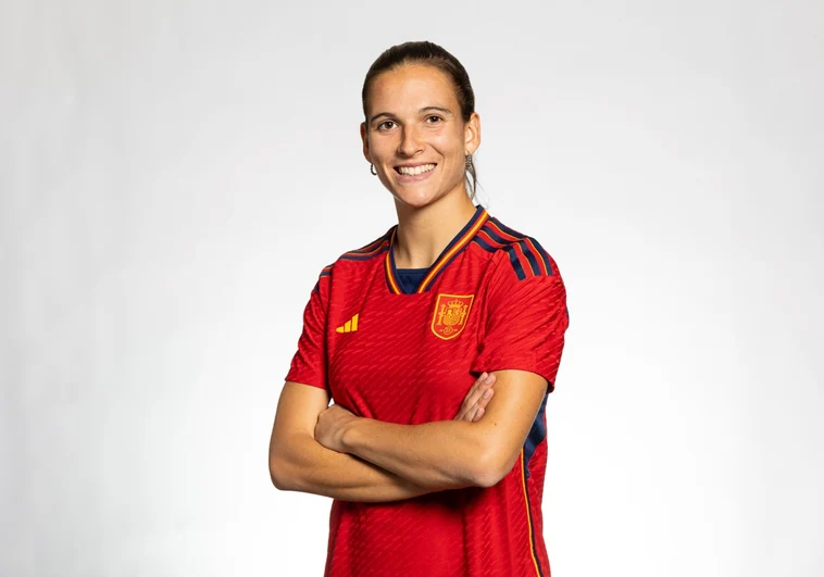 Laia Codina posa con la camiseta de la selección española para el Mundial de Australia y Nueva Zelanda