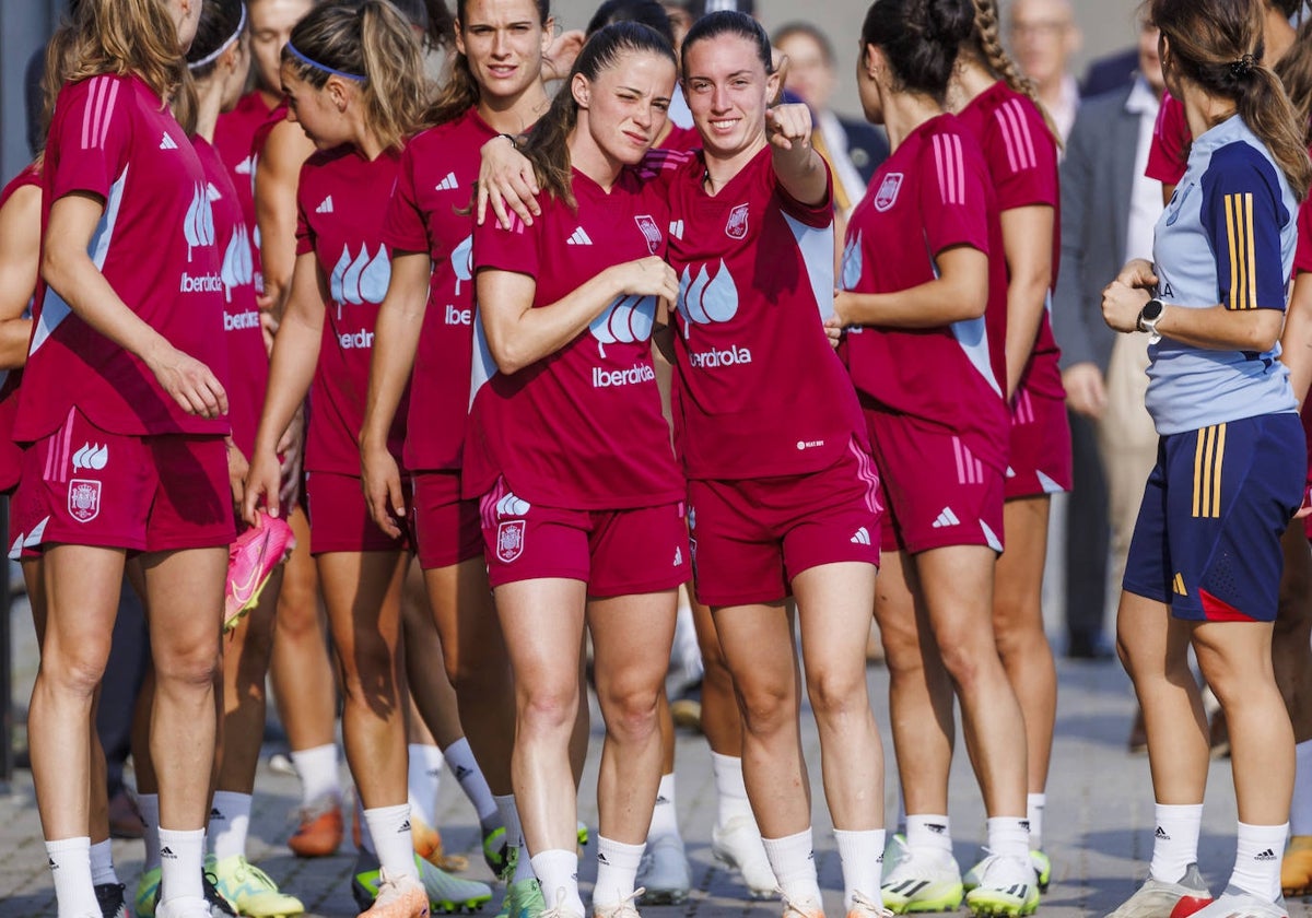 Eva Navarro, con sus compañeras, durante un entrenamiento de la selección