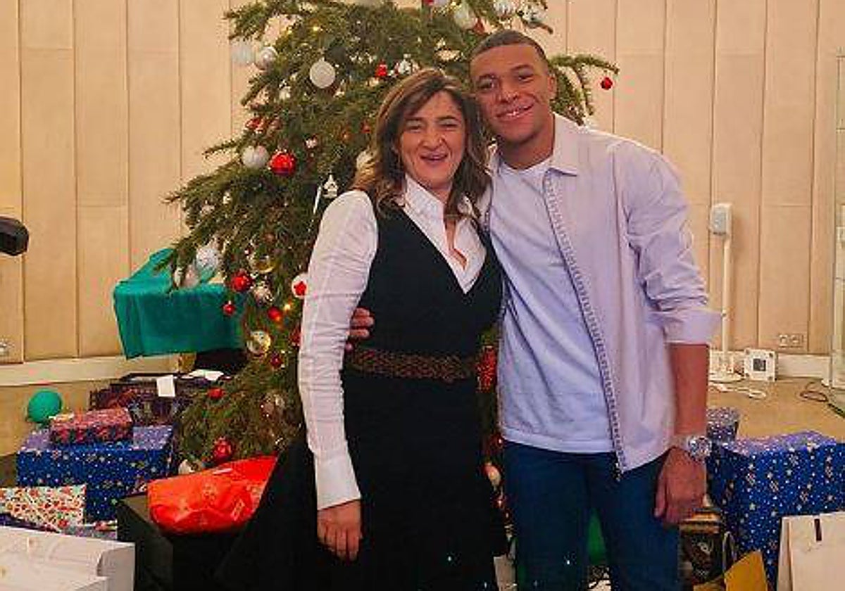 Kylian Mbappé, junto a su madre y agente, Fayza Lamari