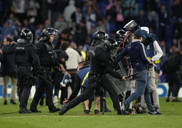 La invasión de campo en el derbi ya tiene castigo: Cornellá, cerrado dos partidos