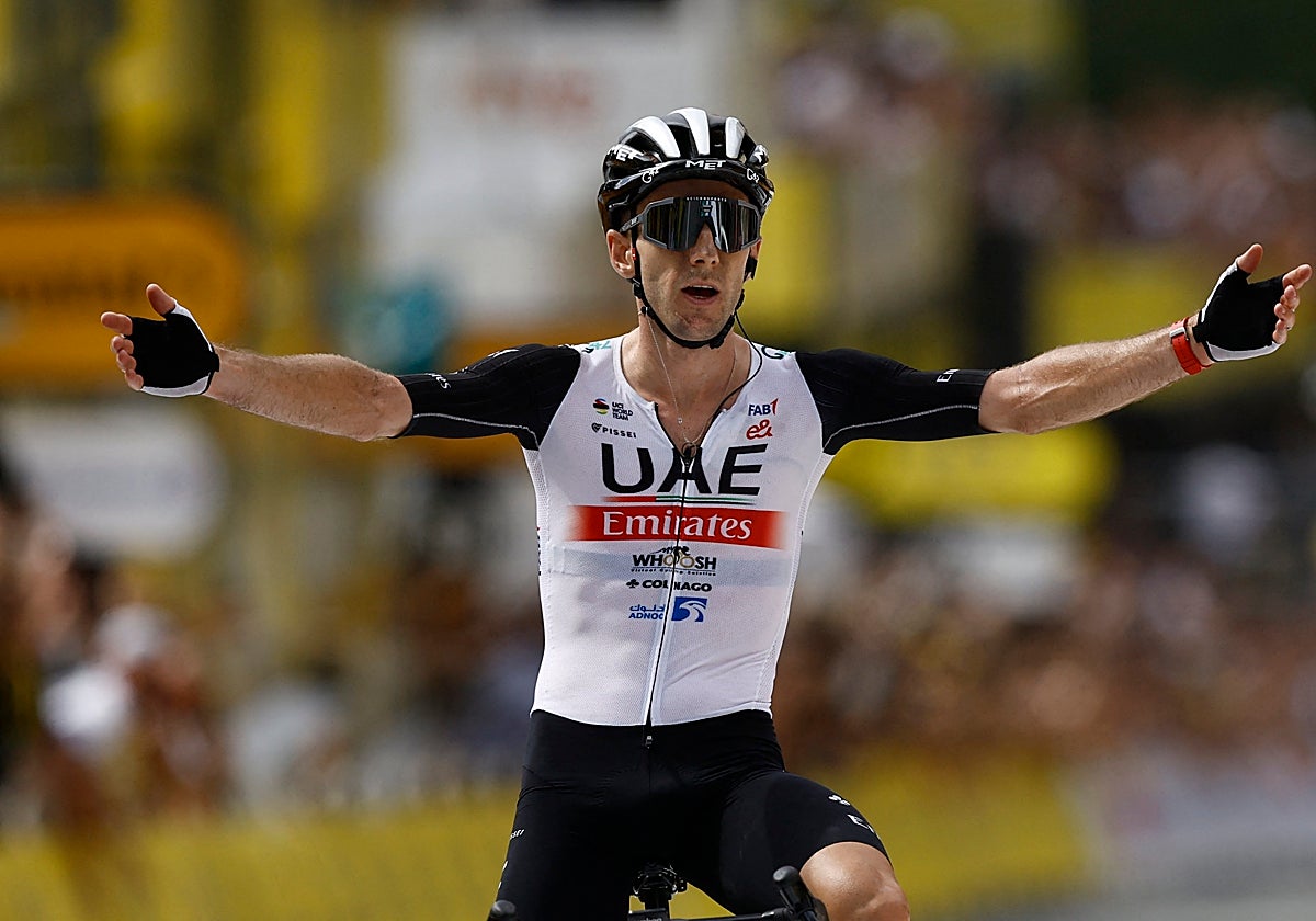 Adam Yates golpea primero en un inicio de Tour empañado por el abandono de Mas