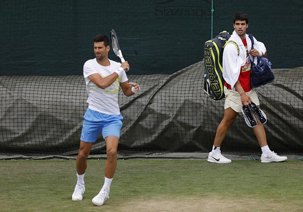 Alcaraz observa el entrenamiento de Djokovic, en Wimbledon