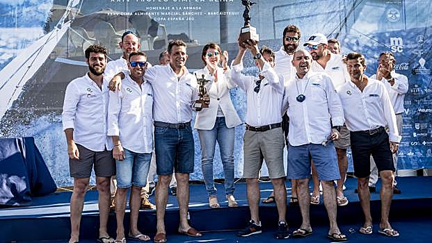 Los ganadores con el TRofeo de la Reina