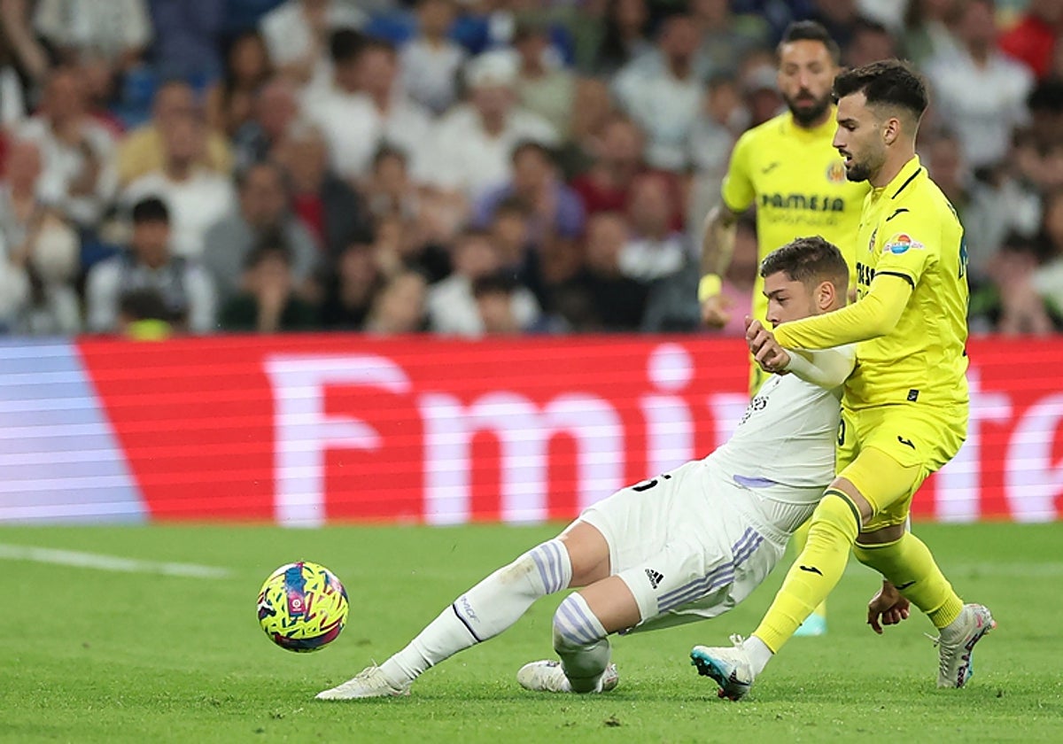 Valverde y Baena durante un Real Madrid - Villarreal