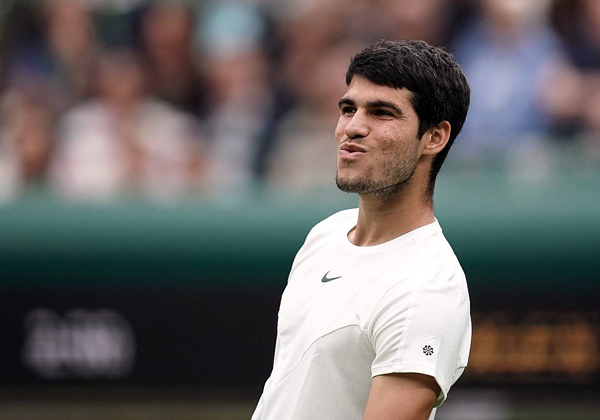 Carlos Alcaraz celebra el pase a segunda ronda