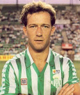 Imagen secundaria 2 - La marca deportiva Meyba regresa al fútbol español de la mano del Sant Andreu. Jugadores como Diego Armando Maradona, en el Barcelona, o Gabriel Humberto Calderón, en el Betis, ya lucieron sus camisetas en la década de los 80