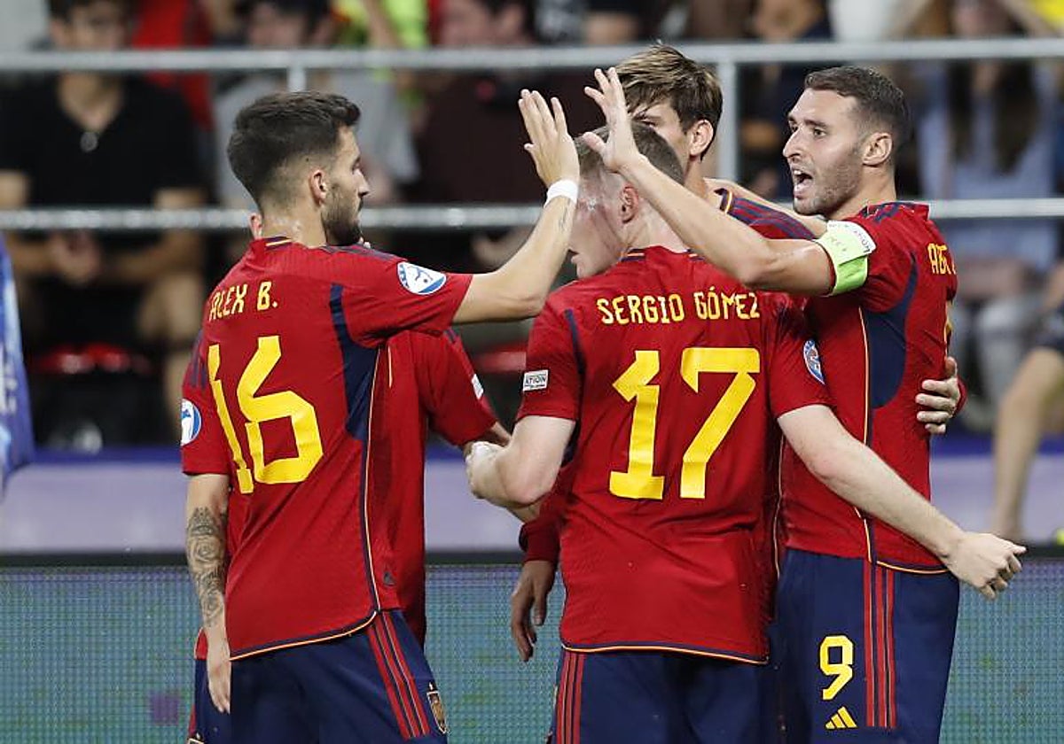 Los jugadores de la sub-21 celebran el tanto del empate, obra de Abel Ruiz
