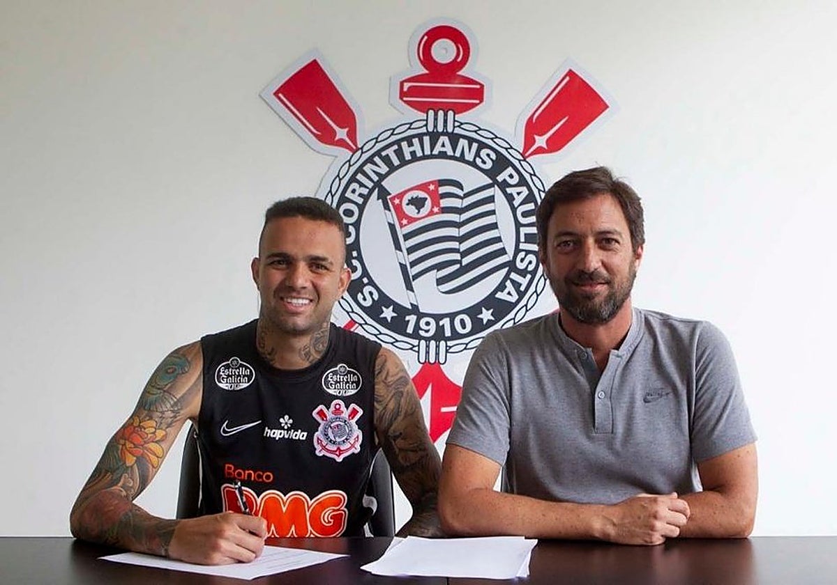 Luan Vieira en el momento de firmar su contrato con el Corinthians