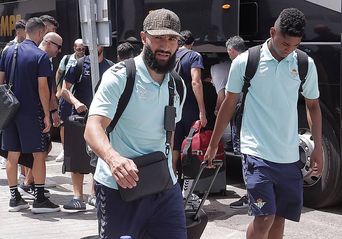 Fekir y Abner, dirigiéndose a la terminal del aeropuerto de San Pablo