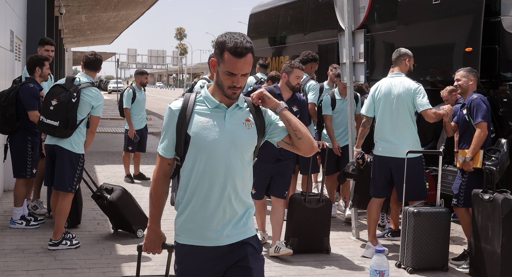 Salida de la plantilla del Betis hacia Alemania desde el aeropuerto de San Pablo