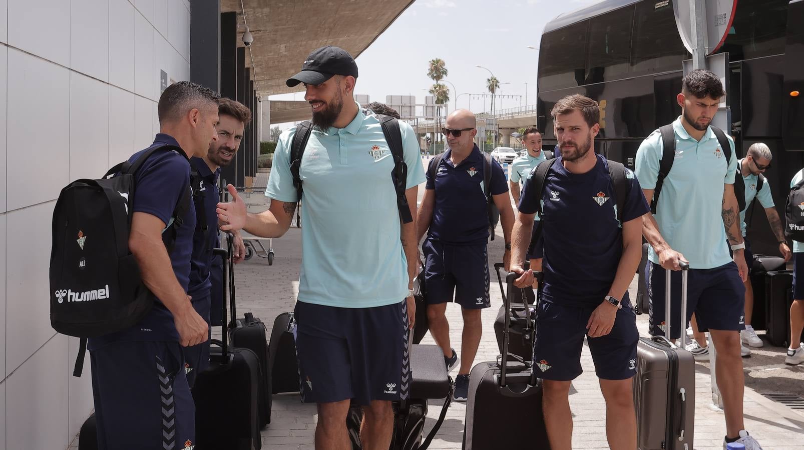 Salida de la plantilla del Betis hacia Alemania desde el aeropuerto de San Pablo
