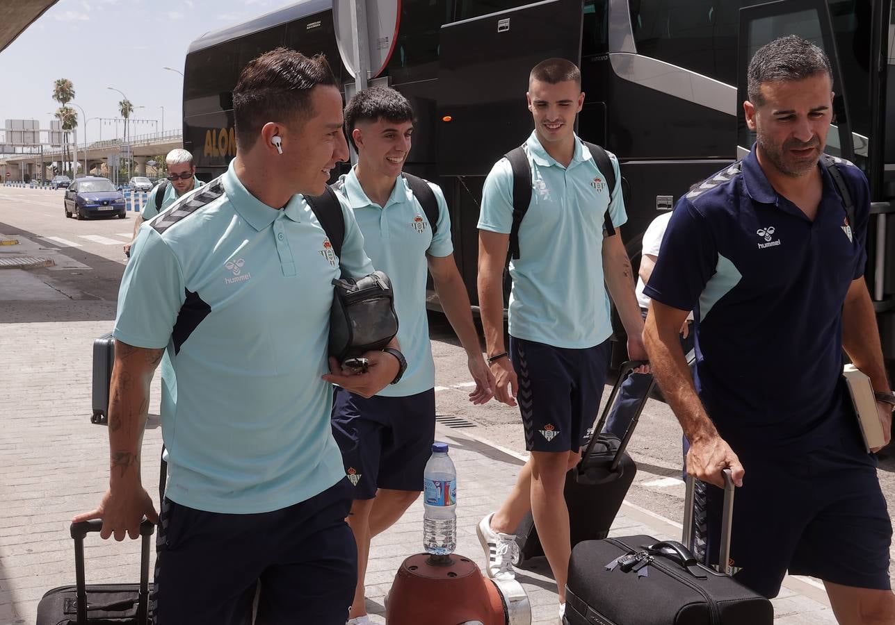 Salida de la plantilla del Betis hacia Alemania desde el aeropuerto de San Pablo