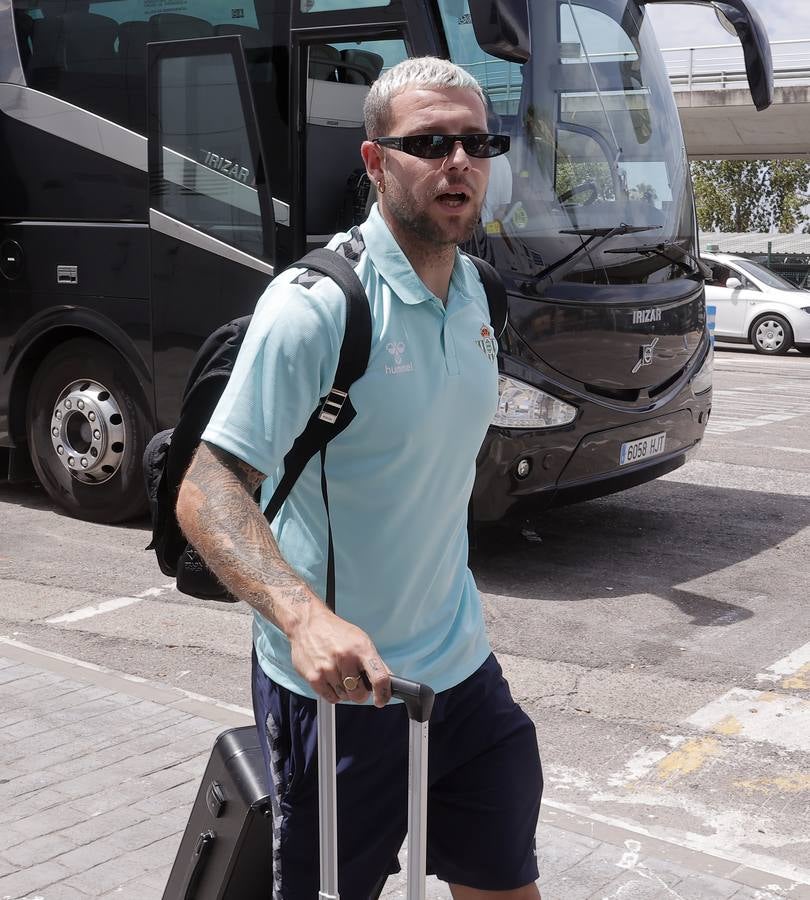 Salida de la plantilla del Betis hacia Alemania desde el aeropuerto de San Pablo